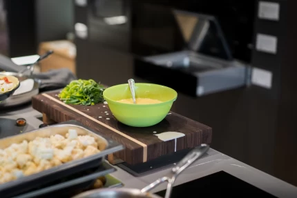 CURO snijplank in gebruik met gemorste saus en gesneden groenten