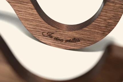 DUNA I - Detailfoto gravering In vino Veritas