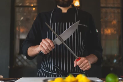 Chef die messen slijpt